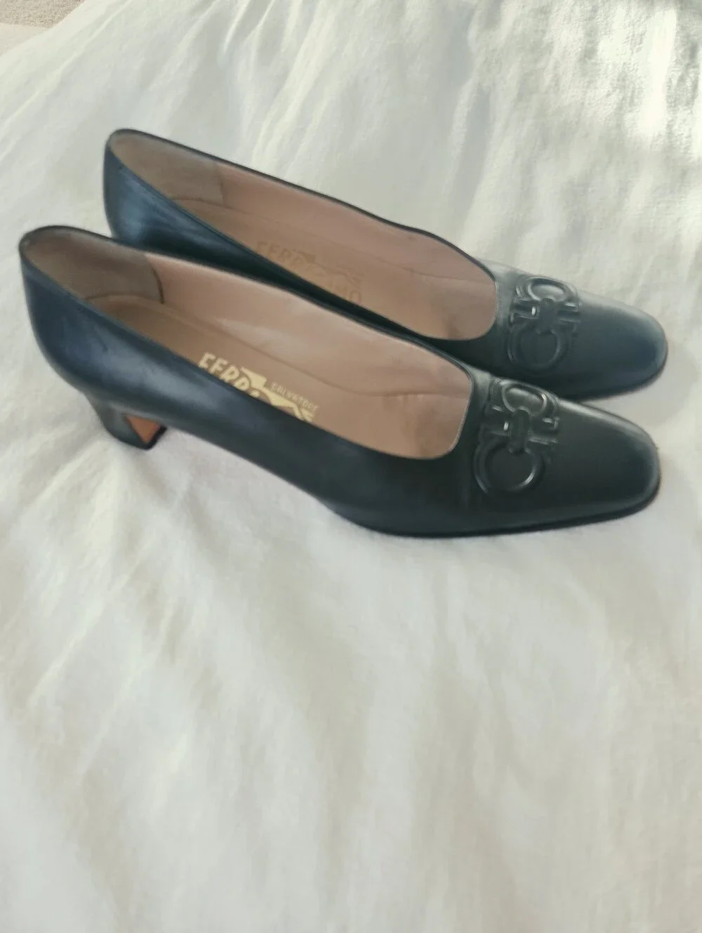 Salvatore Ferragamo Black Leather Logo-Accent Block Heel / Pumps Sz 8
